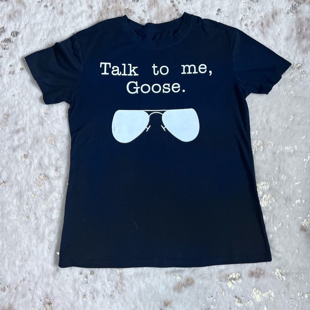 “Talk to me, Goose.” Top Gun Tee Medium Black 💗